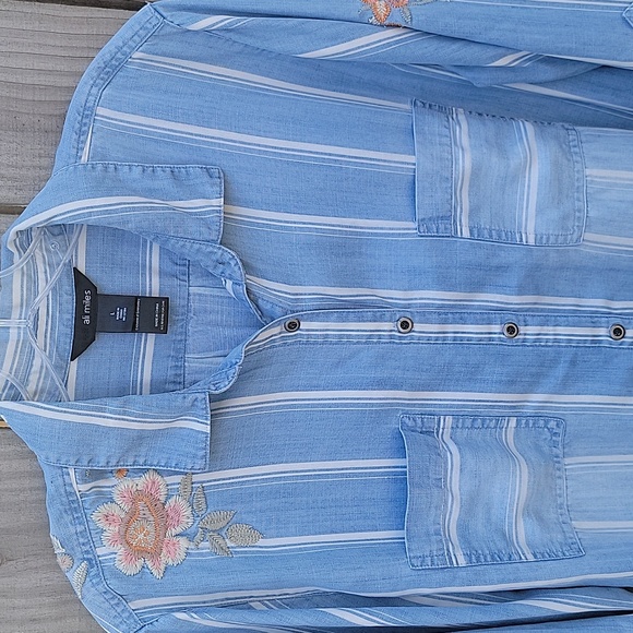 Ali Miles jean top with embroidered flower - Picture 2 of 10